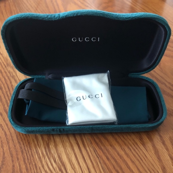 🕶 NEW Gucci Velvet hard clam-shell case - Picture 2 of 3